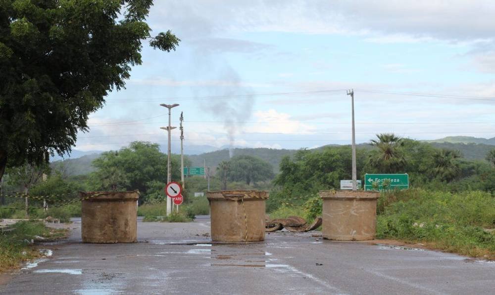 Entrada da cidade de Canindé bloqueada na Rua Joaquim Custódio, no sentido Aratuba–Canindé, com acesso à BR-020. A medida foi adotada em razão do isolamento social rígido — o chamado lockdown. Foto: Carlos Augusto/CNE NEWS - 22/05/2020